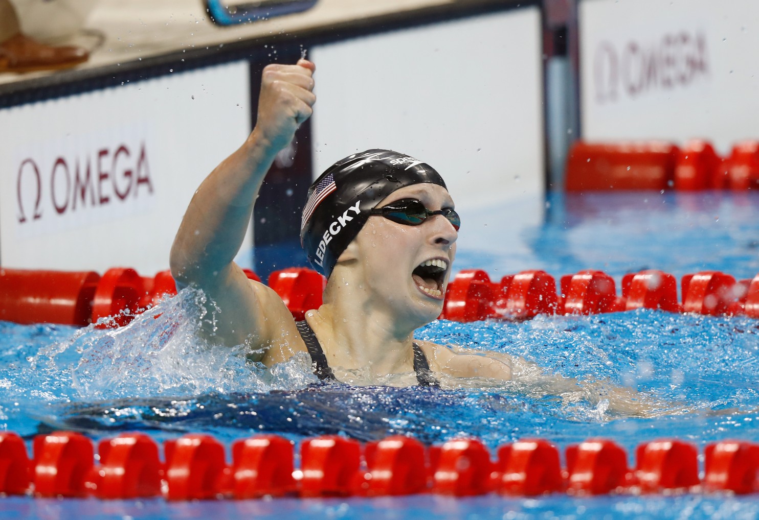 Katie Ledecky smashes 400-meter freestyle world record 
