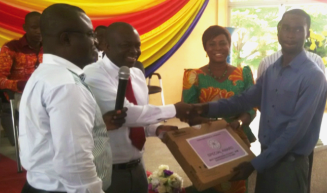 Institution of Engineers honours T-Poly best student 
