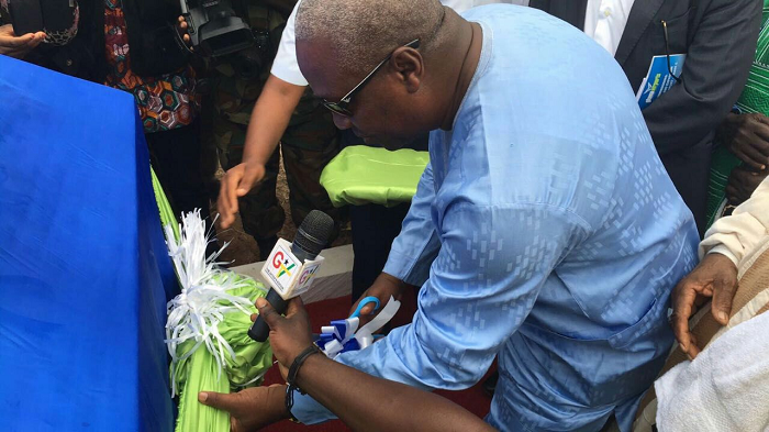  President Mahama cutting the tape to inaugurate the phase one of the Tamale Airport expansion project. Picture: SAMUEL DUODU