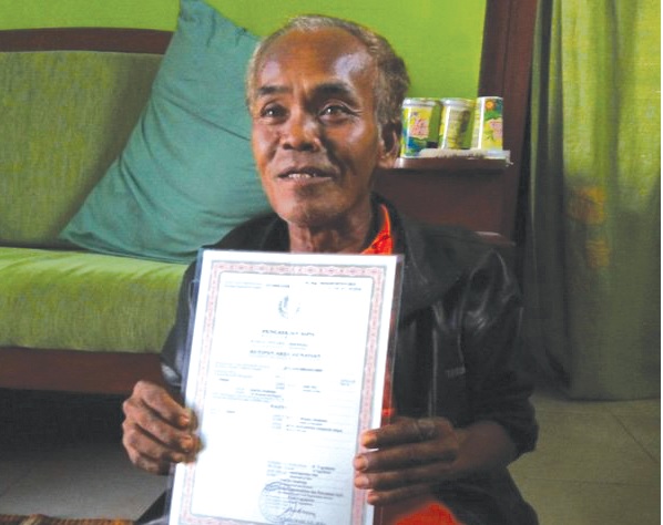 Walvyo with his death certificate