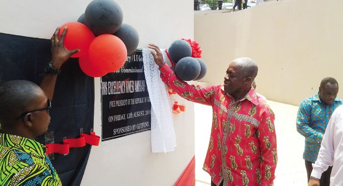  Mr Kwesi Bekoe Amissah-Arthur, Veep, unveiling a plaque to inaugurate the library (INSET) 