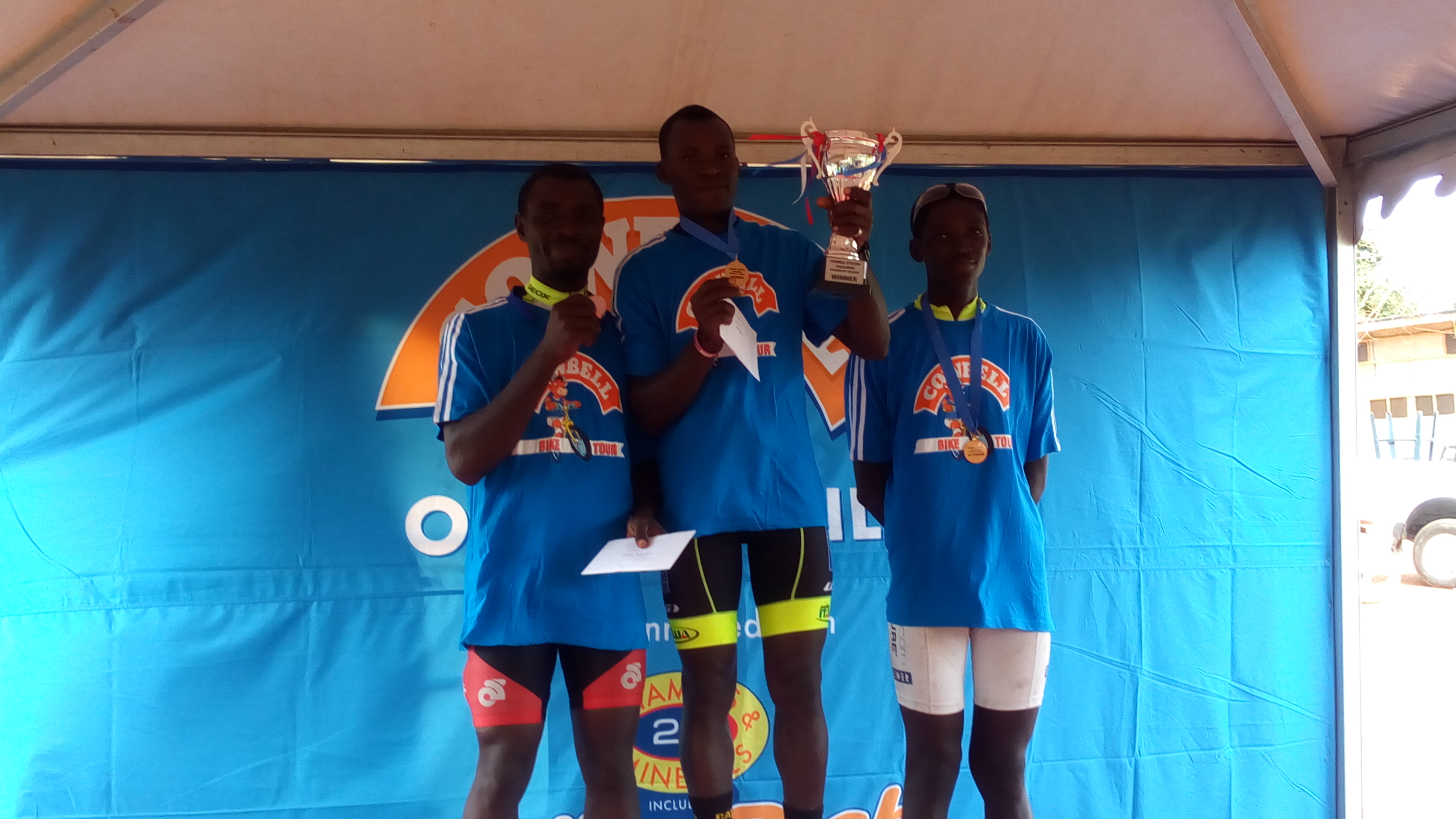 Isaac Sackey poses with his trophy, he is flanked by Michael Agbugblah (left) and Solomon Tagoe.