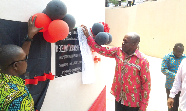 Mr Kwesi Bekoe Amissah-Arthur, the Vice President, unveiling a plaque to inaugurate the block. 