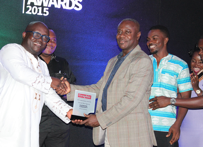  Mr Ken Ashigbey (left), Managing Director of Graphic Communications Group Limited (GCGL), presenting the Overall Best Advertiser Award to Mr Bismark Badu, Managing Director of Supreme Concept Company Limited