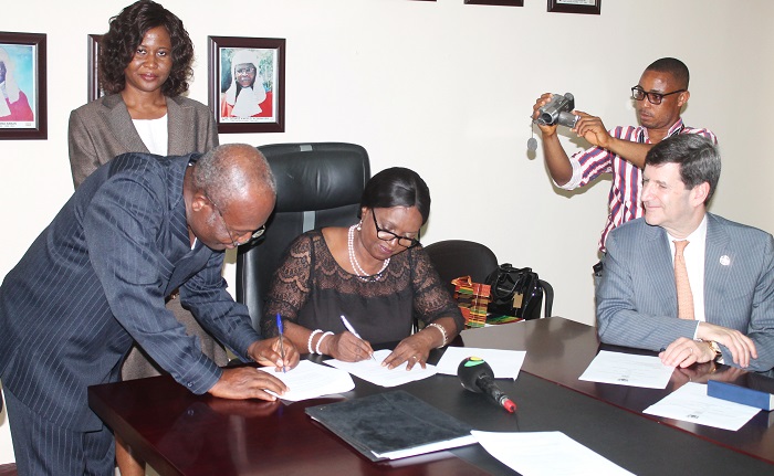 Justice Wood (2nd left), and Justice Victor Ofoe (left), President of the Judges and Magistrates Association signing the Judicial Anti-Corruption Compact. Looking on is Mr David Rivkin (right). Picture: EDNA ADU-SERWAA