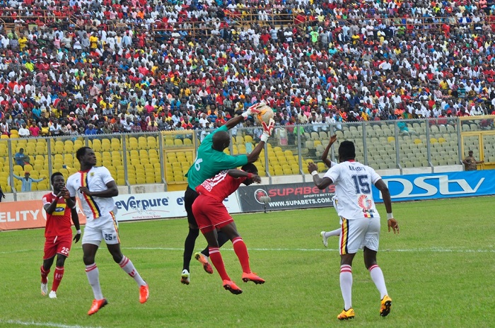Hearts’ goalkeeper Soulama Abdoulaye grabs the ball before Dauda Mohamed causes any havoc. Picture: Emmanuel Baah
