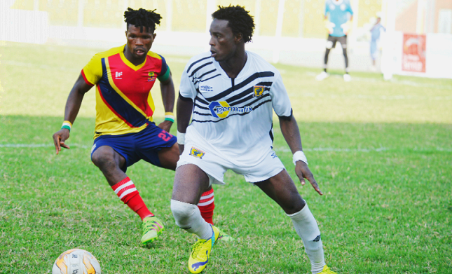 Hearts of Oak’s Robin Gnagne keeps a close eye on striker Shafiu Mumuni (right) in their game at the Accra Stadium