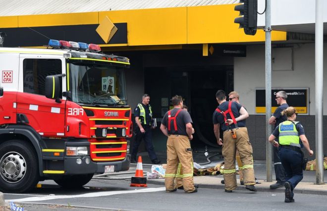 Australian sets himself on fire in Melbourne bank