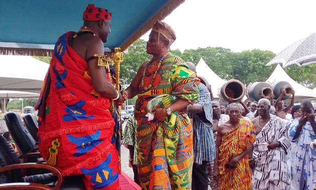 The Ga Mantse, Nii Tackie Adama Latse, exchanging pleasantries with the Osu Mantse, Nii Okwei Kinka Dowuona VI.