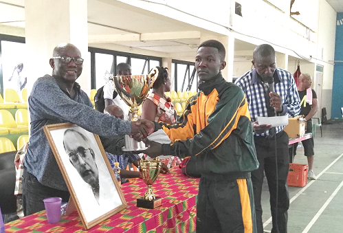 Emmanuel Ofori  (right) receiving the trophy and Hathiramani portrait from Dr S. A. Quaye, a trustee of the Hathiramani Fund