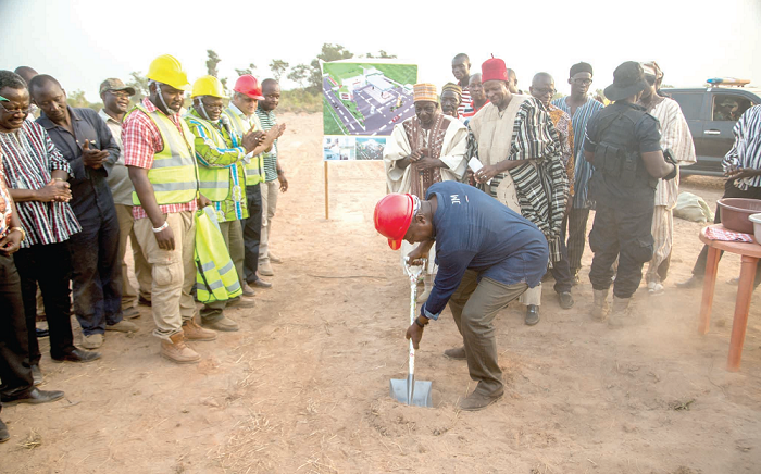 The President cutting the sod for the construction of the farmers centre