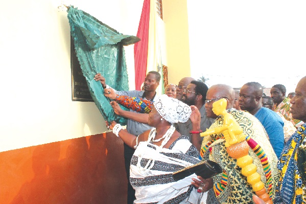 Dr Alfred Okoe Vanderpuije (3rd right), Mayor of Accra together with some dignitaries unveiling a plaque to inaugurate the Korle Gonno Cluster of Schools.