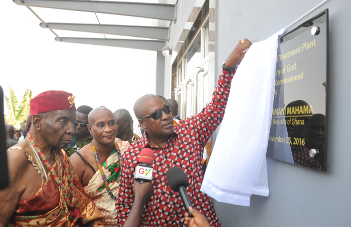  President Mahama unveiling the plaque to inaugurate the treatment plant. Those with him are Nii Adama Latse (2nd left) Ga Mantse, and Obrempong Kojo Ababio, the James Town Mantse. 