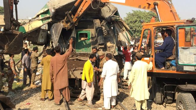 At least 17 die in Karachi train crash in Pakistan