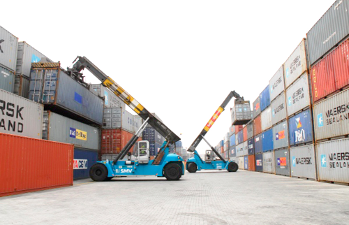 Offloading and loading  of containers at a port