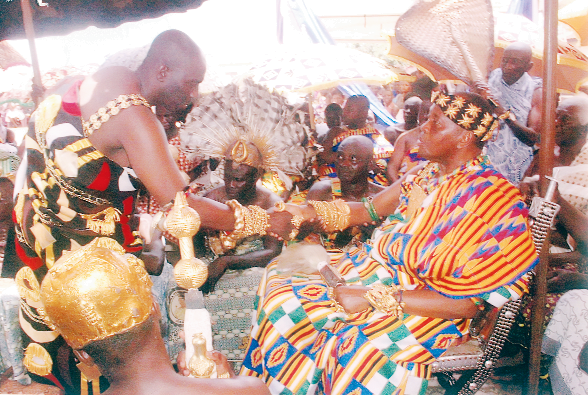 Nana Kofi Antwi paying homage to Nana Otuo Siriboe at the installation/anniversary ceremony at Odumase