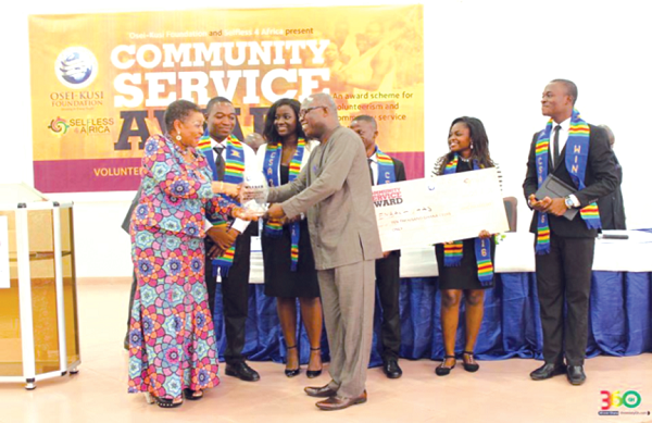 Rev Dr Joyce Aryee (left), Founder and Executive Director of Salt & Light Ministries, presenting the award to the UHAS team, winners of the 2016 edition