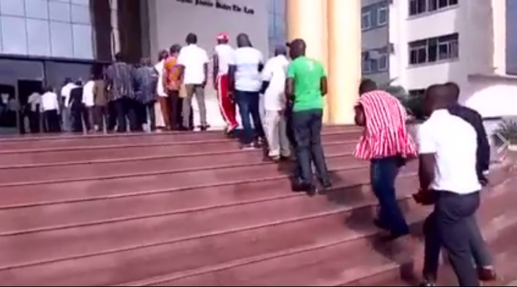 PPP disqualification ruling: Supporters undergo security checks at High Court (video)