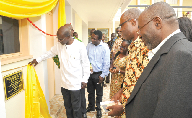 The Vice-Chancellor inaugurating the building (inset)