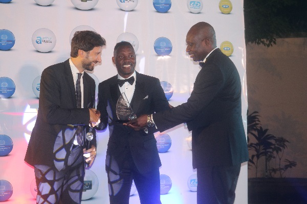 Kwadwo Asamoah (centre) receiving the Inspiration of the Year award from Lorenzo Pinelli and GFA Vice President George Afriyie.