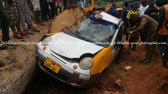 Sofoline: Timber truck crashes taxicab (photos)