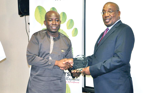 Mr Vincent Seretse, Minister of Trade and Industry, Botswana, presenting the award to Mr Senyo Hosi