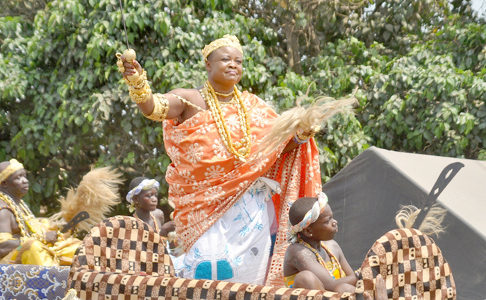  Nana Kweikua Akonoa II, the Baatanhemaa of Gomoa Akyimfo, riding in a palanquin through the principal streets of Gomoa Akyimfo, during the installation ceremony