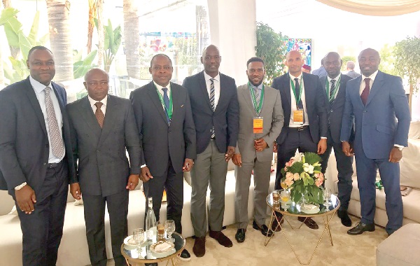 Abedi Pele (2nd left) and Tony Baffoe (4th left) in a group picture with African legendsº