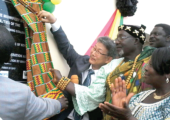  Mr Sungsoo Kim unveiling a plaque to inaugurate the Midwifery training school block. 