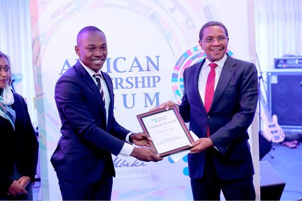 Mr Azure (left) receiving the prize from Mr Kikwete (right) 