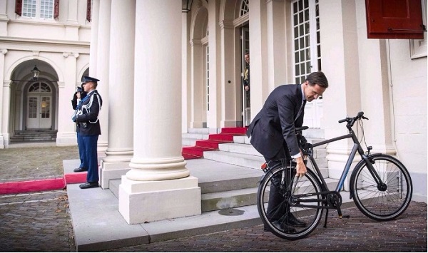 Dutch prime minister shuns convoy, comes to meet king on bicycle (PHOTO)