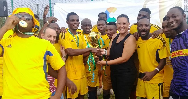 The Country Manager of C Squared, Estelle Akofio-Sowah presenting the trophy to Africa Online