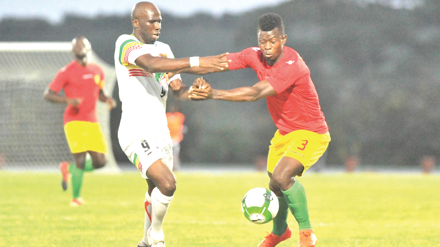 Guinea’s Ismael Sylla (right) gains the upper hand over Malian forward, Oumar Kida, during a challenge for the ball in yesterday’s clash at Elmina