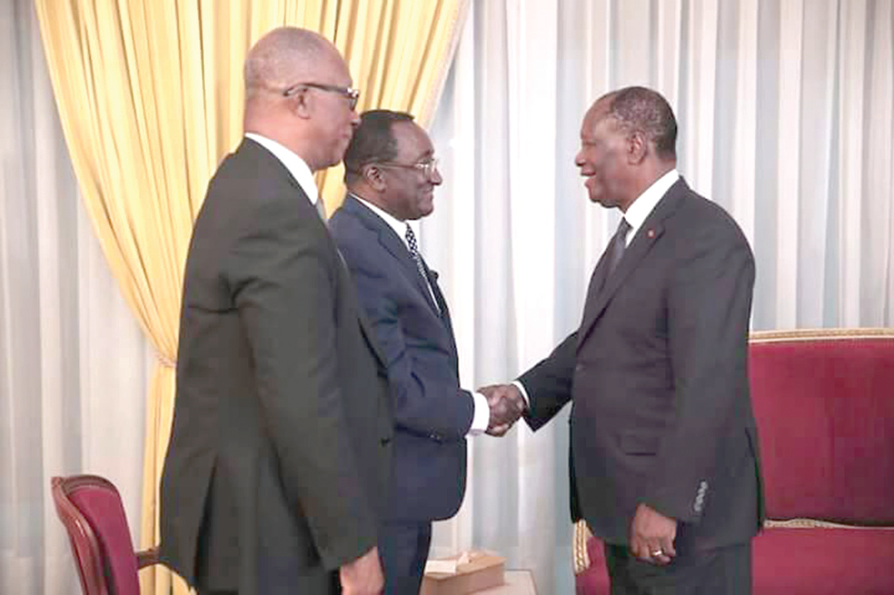 Dr Owusu Afriyie Akoto (middle), the Minister of Food and Agriculture, in a handshake with President Alassane Ouattara of Cote d’Ivoire