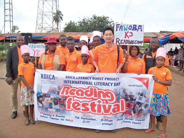 Hyungmo Kim, the Korea International Cooperation Agency (KOICA) Literacy Boost Project Manager (3rd right), Eric Opoku,Reading Project monitoring and evaluation officer (1st left), Rebecca Larbi, project coordinator, and some participants  at the Osino durbar ground in the Eastern Region