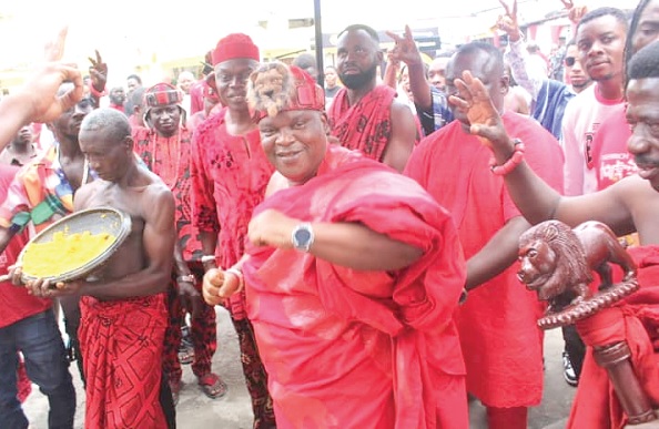 Nii Ayi-Bonte II (middle), Gbese Mantse, dancing after sprinkling ‘Kpokpoi’ to mark the occasion