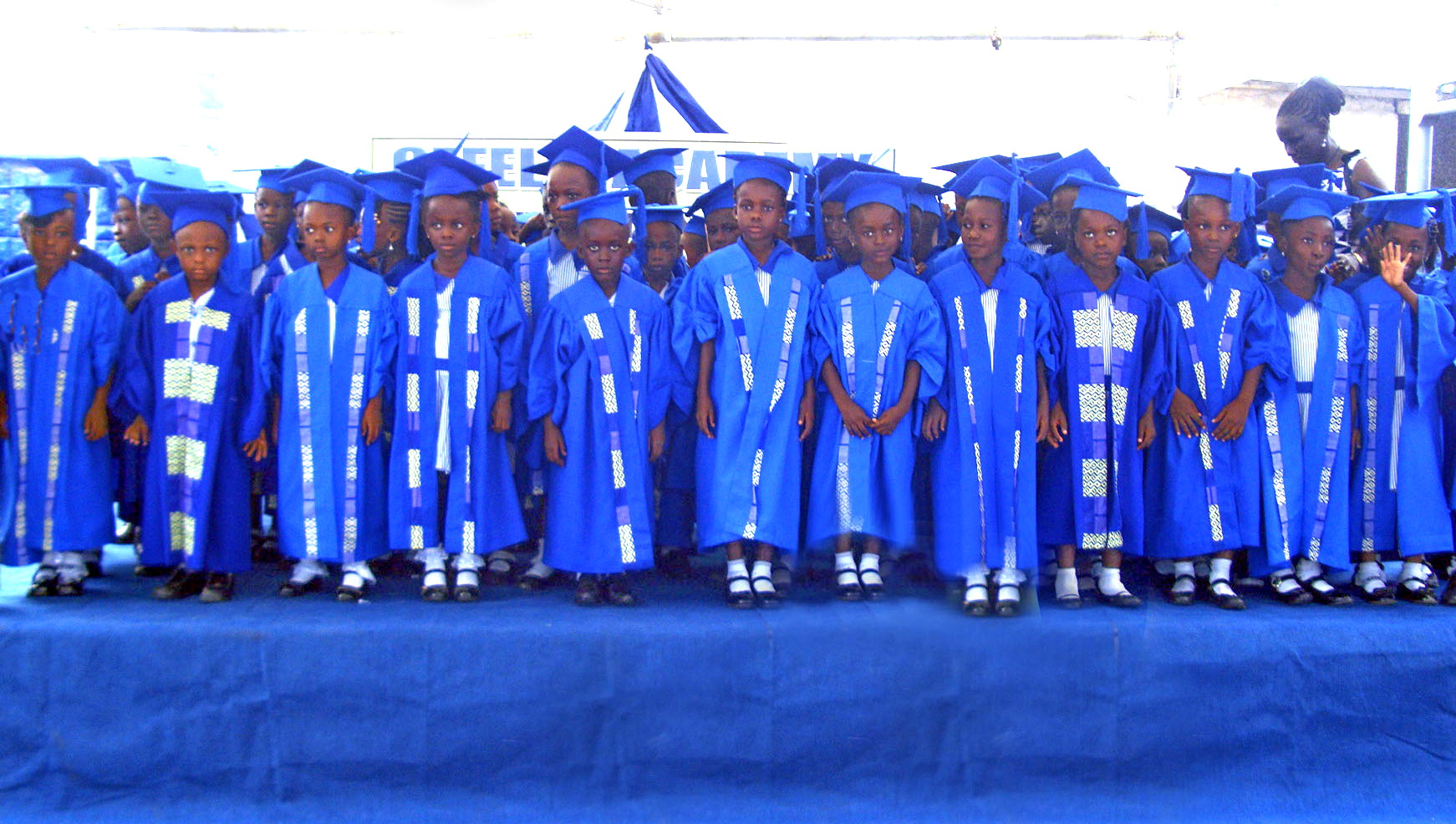 A group photograph of the graduating kindergarten pupils