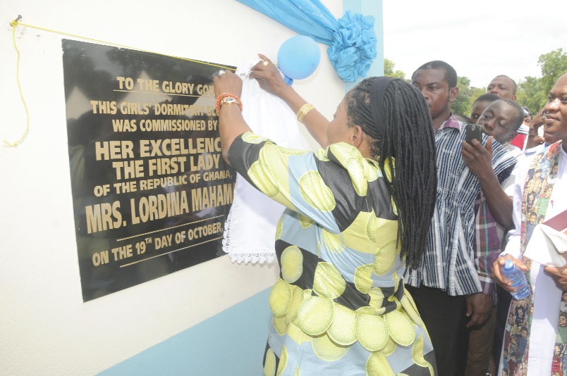 The first Lady, Mrs Lordina Mahama unveiling the plaque to inaugurate the dormitory.