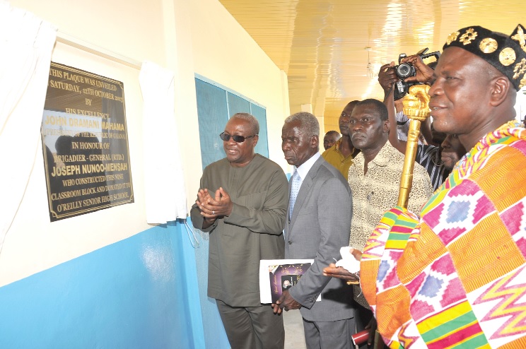 President Mahama unveiling the plaque to officially inaugurate the school block.  With him are Gen Nunoo-Mensah and some government officials. 