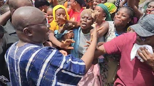Madina Market women mob Bawumia as he commiserates with them after fire outbreak
