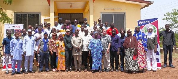 Participants together with the officials after the training 