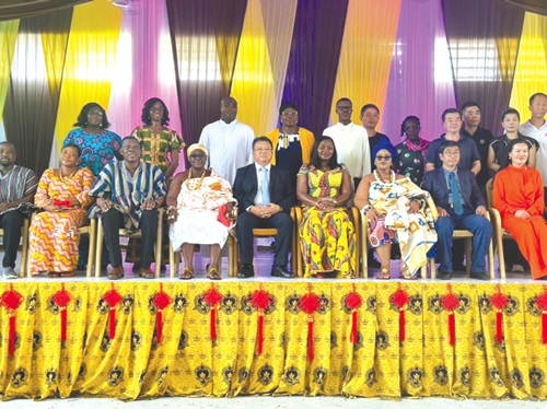  Justina Marigold Assan (4th from right), Central Regional Minister; Tang Hong (5th from right), President of Ghana Overseas Chinese Federation, with other dignitaries at the 15th United Nations Chinese Language Day celebration