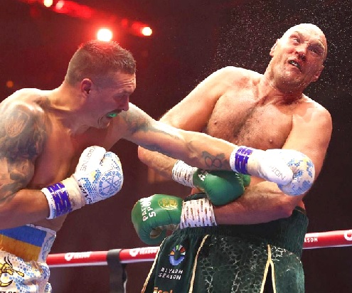 Oleksandr Usyk lands a blow to the chest of Tyson Fury during the fight