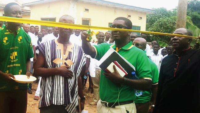 Prempeh College 1988/90 Year Group helps school with water facility