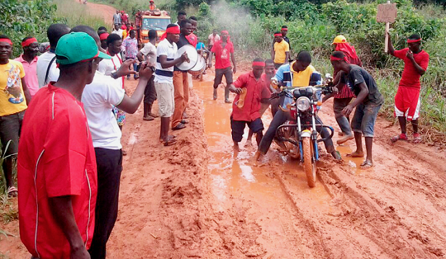 5 Communities in Akyemansa demonstrate against bad roads