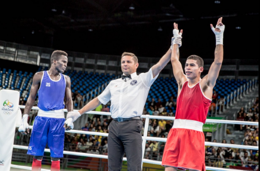 Abdul Wahid Omar (blue) lost 29-28 on all three scorecards