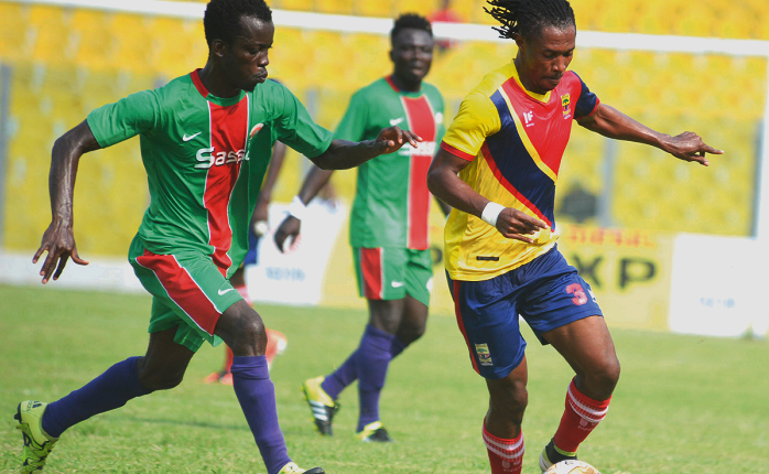 Hearts midfielder Mustapha Essuman pursued by his Techiman City marker in last Saturday’s clash. Picture: EMMANUEL QUAYE