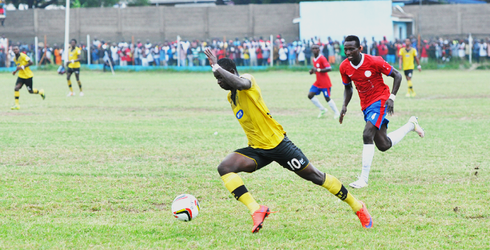  Dauda Mohammed breaks away from Liberty’s Mubarik Yussif  in last Saturday’s clash at Dansoman