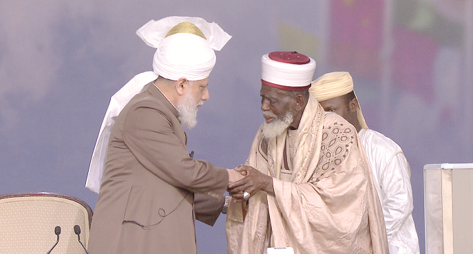  The worldwide spiritual leader of the Ahmadiyya Muslim community, Hazrat Amirul Momineen Khalifatul Masih V (left), exchanging pleasantries with Sheikh Sharubutu after the latter had addressed the gathering