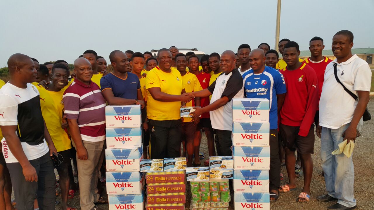 Coach Fabin receiving the items from Mr Blagogee